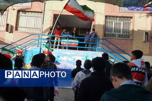 جشن آغاز دهه فجر در دبیرستان شهید احمدی روشن 