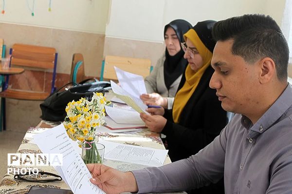 ارزیابی معلمان و انتخاب معلم نمونه در مدرسه دخترانه عارفین