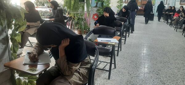 حوزه امتحانی در دبیرستان نمونه شهید محمدی پور خلیل آباد 