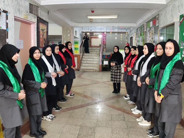 بازدید قطب کشوری مدیران از آموزشگاه شهدای معلم 2 همزمان با برپایی نمایشگاه علمی پژوهشی، انرژی های نوین، ادبیات و ریاضی