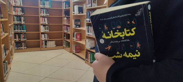بازدید دانش‌آموزان دبیرستان امام حسین‌(ع) دوره دوم از کتابخانه عمومی شهر