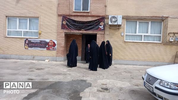 دیدار دانش‌آموزان شهر کهک با خانواده خلبان شهید «مجید دلیریان»