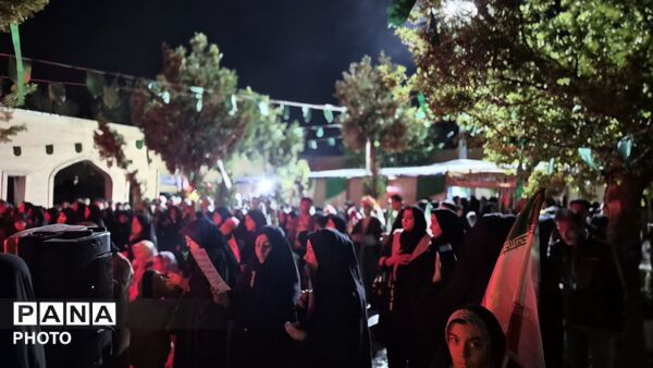 اربعین سردار غلامرضا سلیمانی و هم‌نوایی با کاروان حسینی در تجمع مردمی