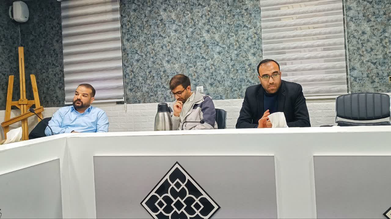 نشست گفت‌وگوی کتاب محور" ایرانی‌ها چه رویایی در سر دارند؟" در یاسوج