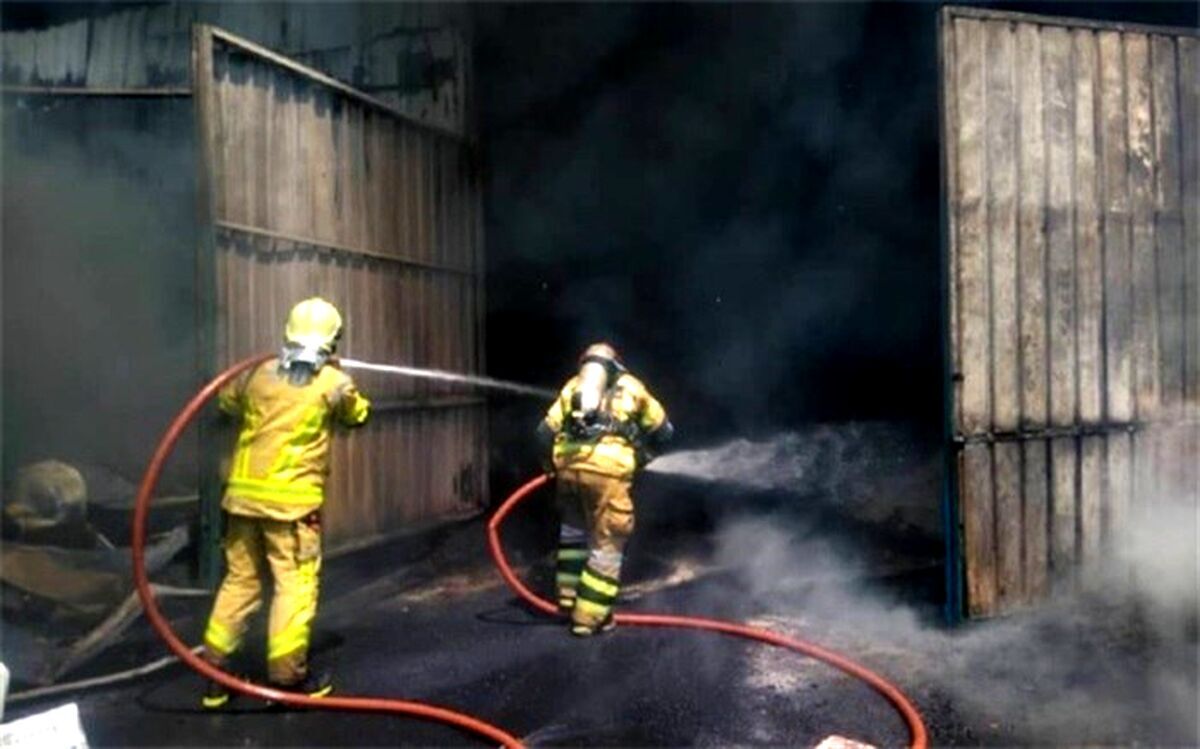 مهار حریق در یک انبار کالا در خیابان سعدی