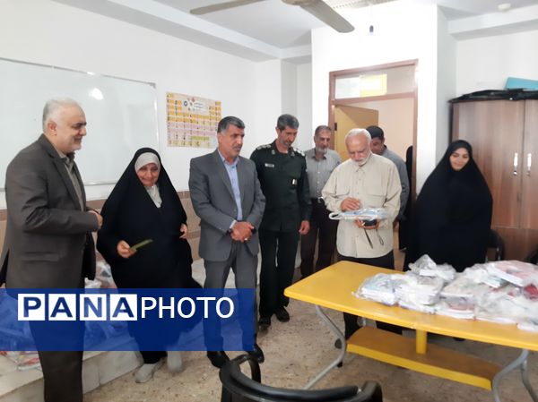 توزیع ۲۶۰ بسته حمایتی بین دانش‌آموزان نیازمند شهرستان عباس‌آباد