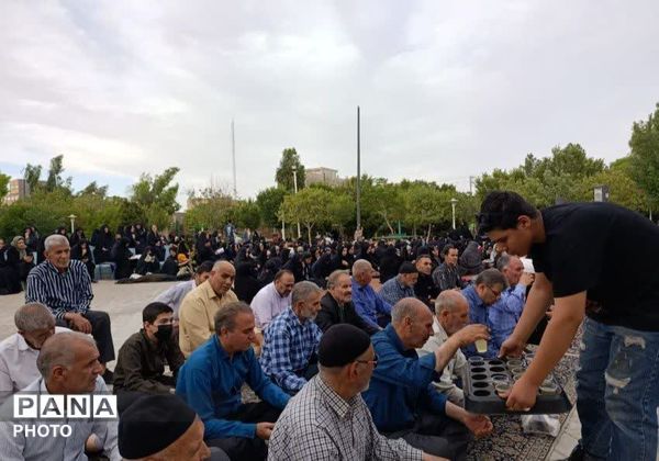 آیین قرائت دعای پرفیض عرفه در جوار یادمان شهید گمنام بوستان گلهای قم