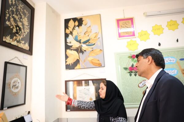 بازدید مدیر کل میراث فرهنگی، گردشگری و صنایع دستی فارس از نمایشگاه آثار هنرمندان در رشته های تابلو فرش و سفال