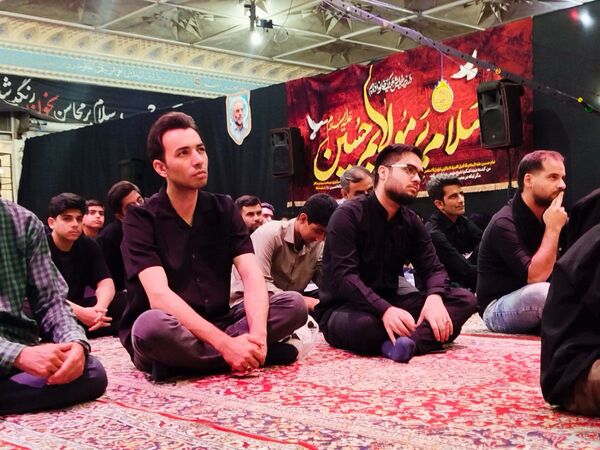 شب اول محرم، دانش‌آموزان کاشمری در هیئت انصار المهدی پرچم عشق برافراشتند