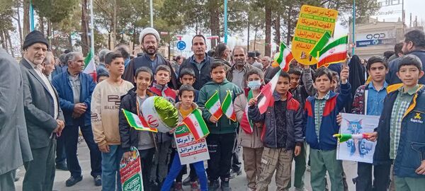 حضور پرشور دانش آموزان ابرکوه در راهپیمایی ۲۲ بهمن