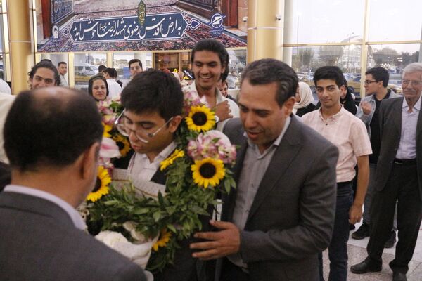 استقبال پرشور از دانش‌آموز مشهدی قهرمان المپیاد جهانی نجوم و اخترفیزیک