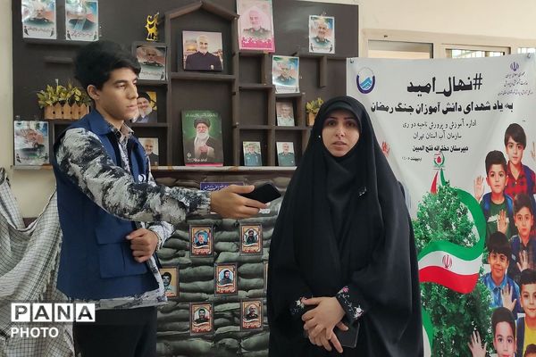  آیین کاشت نهال امید به یاد شهدای دانش‌آموز جنگ رمضان در دبیرستان فتح المبین شهرری 