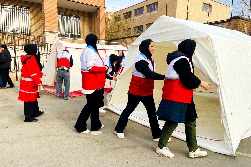 پشت‌صحنه آماده‌سازی مانور زلزله در مدرسه استاد مطهری رباط‌کریم