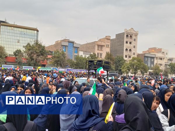 حضور دانش آموزان اسلامشهری در راهپیمایی ۱۳ آبان