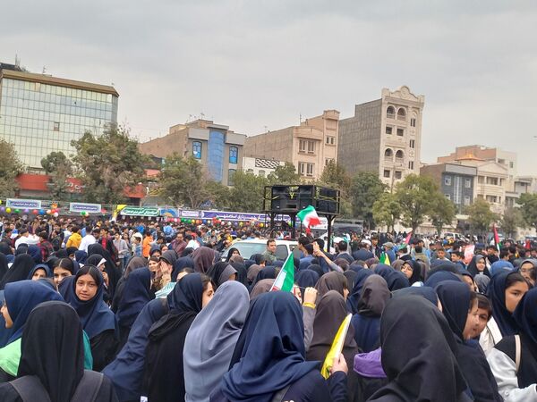 حضور دانش آموزان اسلامشهری در راهپیمایی ۱۳ آبان