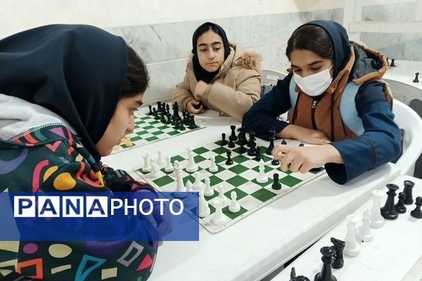 رقابت فکری دانش آموزان شهرستان قدس در مسابقات شطرنج دانش‌آموزی 