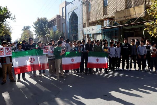 فریاد مرگ بر آمریکا در کوهدشت ؛ حماسه حضور دانش آموزان در سیزده آبان