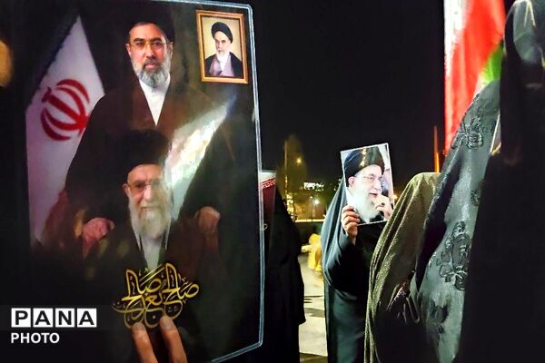 در حمایت از میدان و پیشگیری از فتنه و کودتا هستیم در خیابان 
