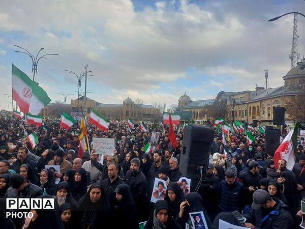 اجتماع باشکوه بیعت با رهبر انقلاب و مراسم تشییع شهیدان در میدان امام خمینی(ره)