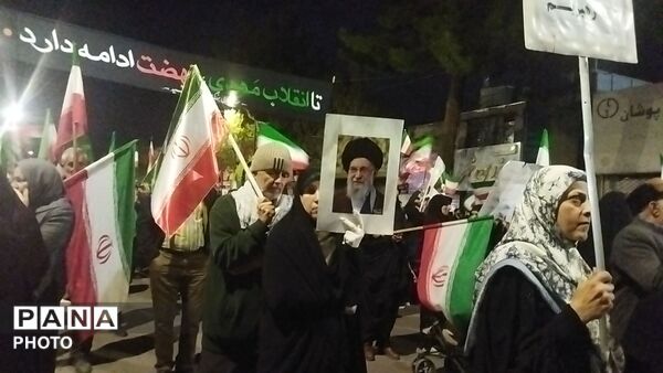 مردم نیشابور خانوادگی در میدان حاضر هستند 