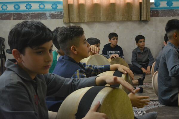 آموزش ضرب زورخانه‌ای در دبستان رازی ناحیه 2 بهارستان