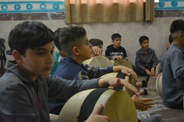 آموزش ضرب زورخانه‌ای در دبستان رازی ناحیه 2 بهارستان