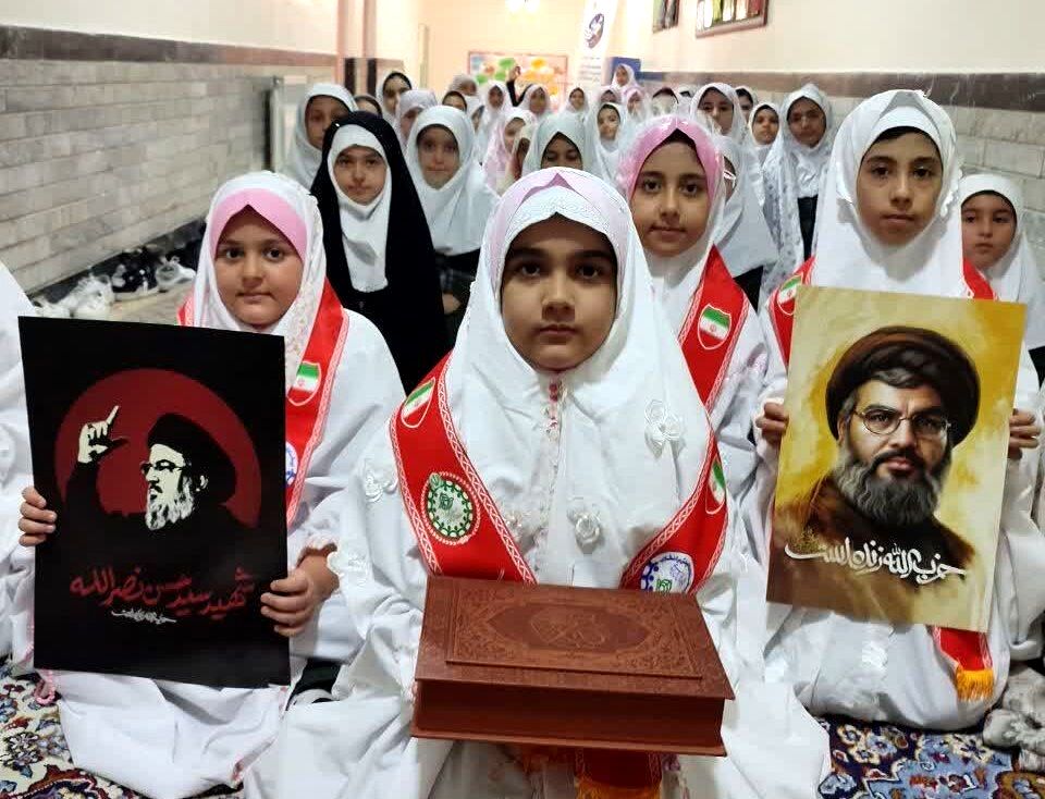 اقامه نماز در مدرسه سارا به یاد شهید نصرالله با نجوای قرآنی پیشتازان آمیخته شد