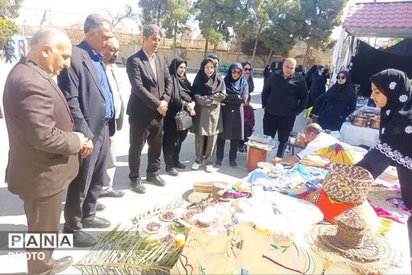 بازارچه دست‌سازه‌های کارو‌فناوری و غرفه‌ بومی محلی در دبیرستان شاهد ۱۶