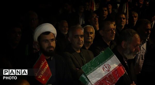 چهل روز در نبود رهبر شهیدمان؛ در خیابان‌ها ایستاده‌ایم