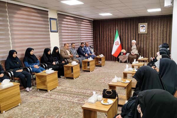 دیدار دختران دانش‌آموز سنندجی با نماینده ولی‌فقیه در کردستان 