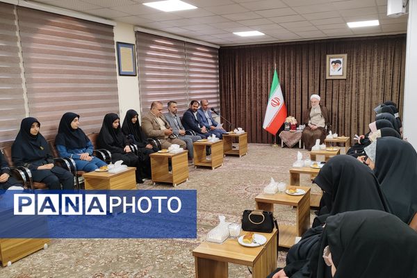 دیدار دختران دانش‌آموز سنندجی با نماینده ولی‌فقیه در کردستان 