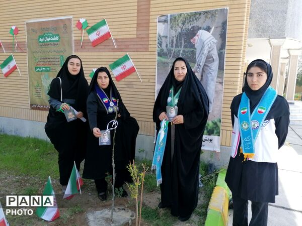 نهال کاری در فاروج به یاد دانش‌آموزان میناب 