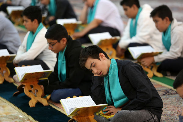 ترتیل خوانی دانش‌آموزان در حرم حضرت معصومه(س)