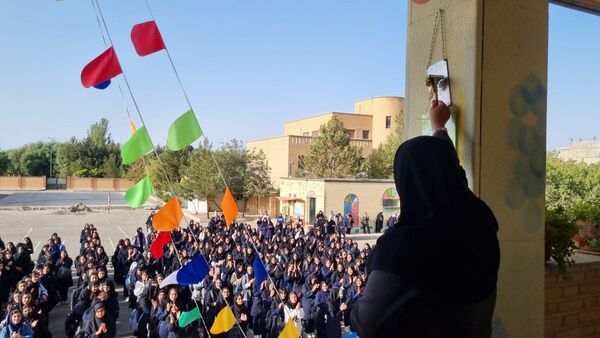 با آغاز سال تحصیلی جدید زنگ مهر و ایثار در دبیرستان موفقیان نظرآباد به صدا درآمد