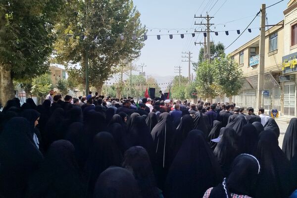 کاروان عزاداران ۲۸ صفر، لردگان را سیاه‌پوش کرد