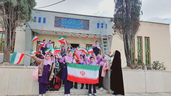 جشن دهه فجر با نقاشی‌های خلاقانه دانش‌آموزان پایه پنجم در کانون پرورشی تفت