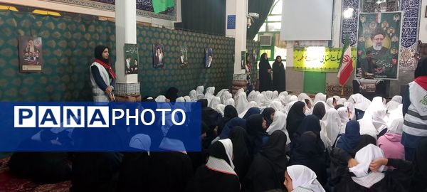 شرکت دانش‌آموزان دبستان حضرت فاطمه(س) در مراسم سالگرد شهدای خدمت