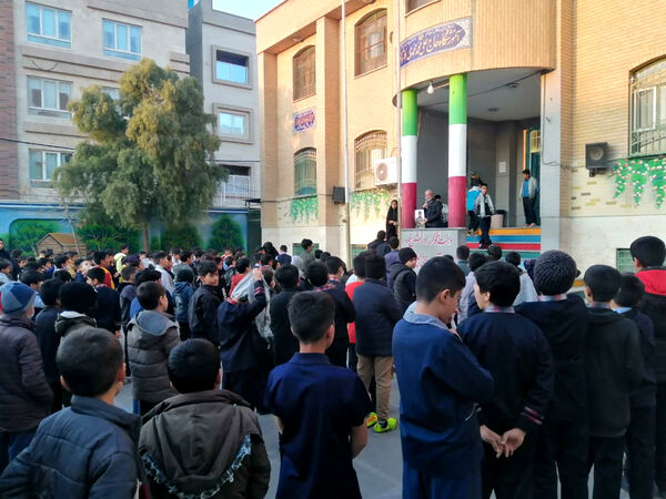 تقدیر دانش‌آموزان یک مدرسه در قم از پدر شهید کریمی