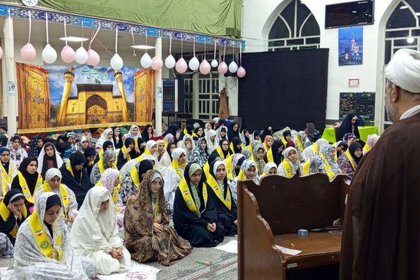 اعتکاف دانش‌آموزی رباط‌کریم با پرچم‌گردانی حضرت ابوالفضل(ع)