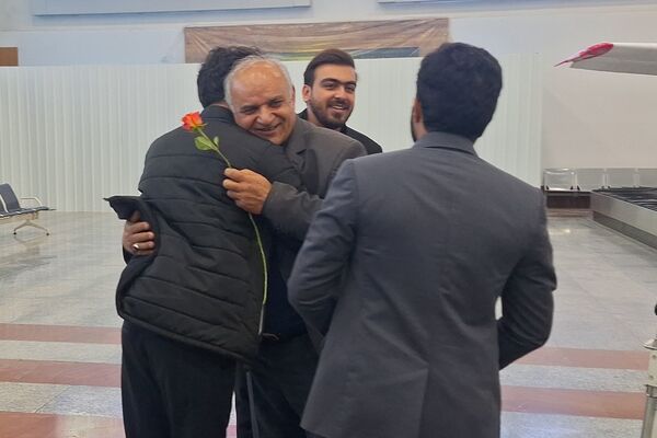 استقبال از زائران حرم امام رئوف در فرودگاه شیراز