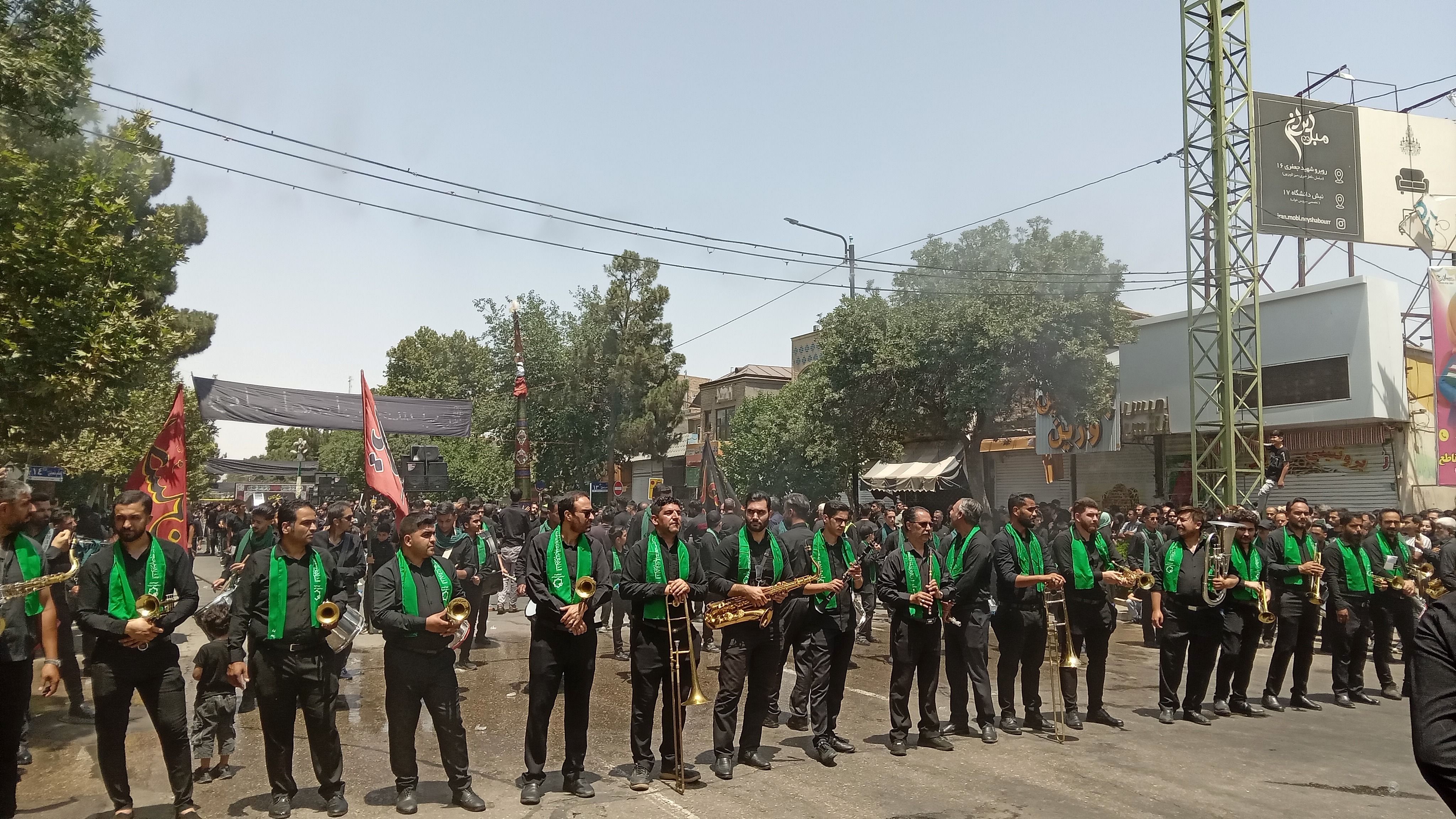 عزاداری ظهر  عاشورا در خیابان‌های شهر نیشابور 