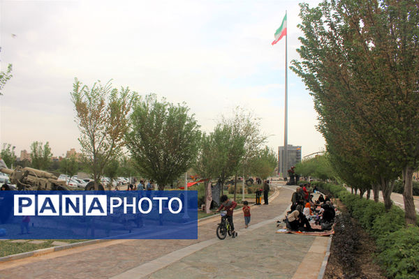 حضور گردشگران روز طبیعت در محوطه باغ‌موزه دفاع مقدس قم