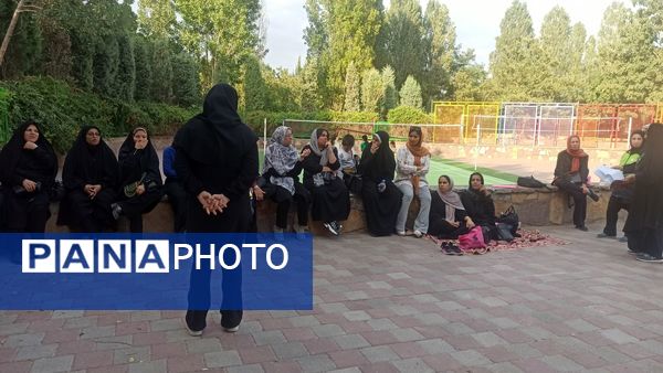 آموزش میدانی چادر زنی و حمل مصدوم برای شهروندان در پارک صادقیه مشهد  