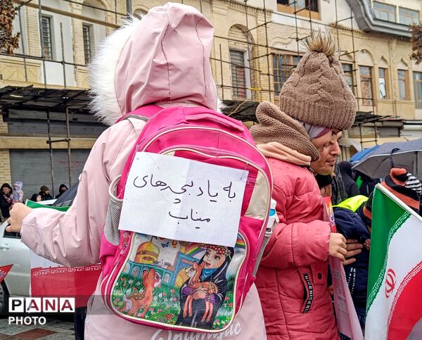 حضور دانش‌آموزان با کوله‌پشتی به یاد همکلاسی‌های مینابی در روز جهانی قدس همدان
