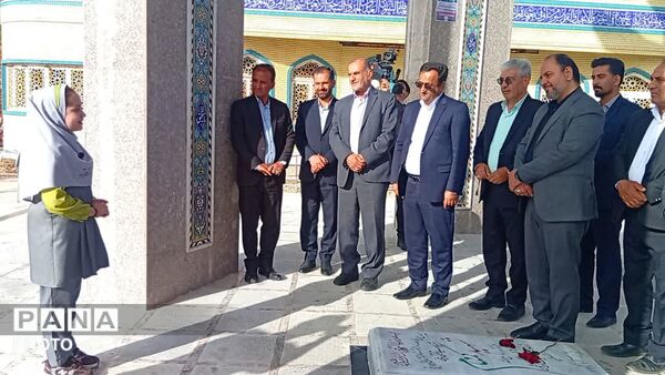 غبار رویی گلزار شهدا با حضور معاون پرورشی و فرهنگی ورزات آموزش و پرورش در یاسوج 