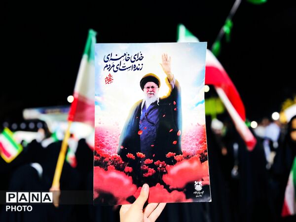 ایستادگی با چاشنی وحدت