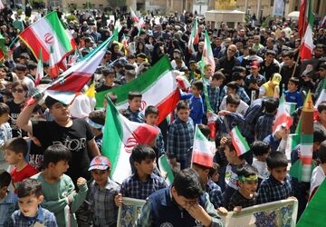 پیشوا در سوگ رهبر شهید؛ حرکت دسته‌های عزاداری فرهنگیان و دانش‌آموزان در اربعین رهبر شهید