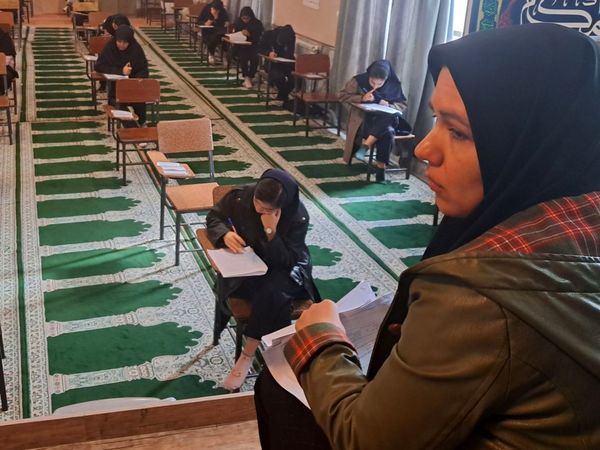 امتحانات ترم اول در دبیرستان دخترانه انیس خوش قدم 