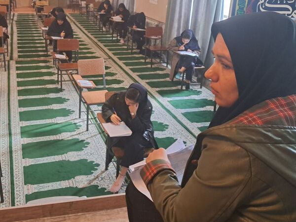 امتحانات ترم اول در دبیرستان دخترانه انیس خوش قدم 