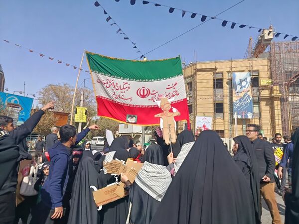 جلوه هایی از حضور مردم قم در راهپیمایی یوم الله 13 آبان